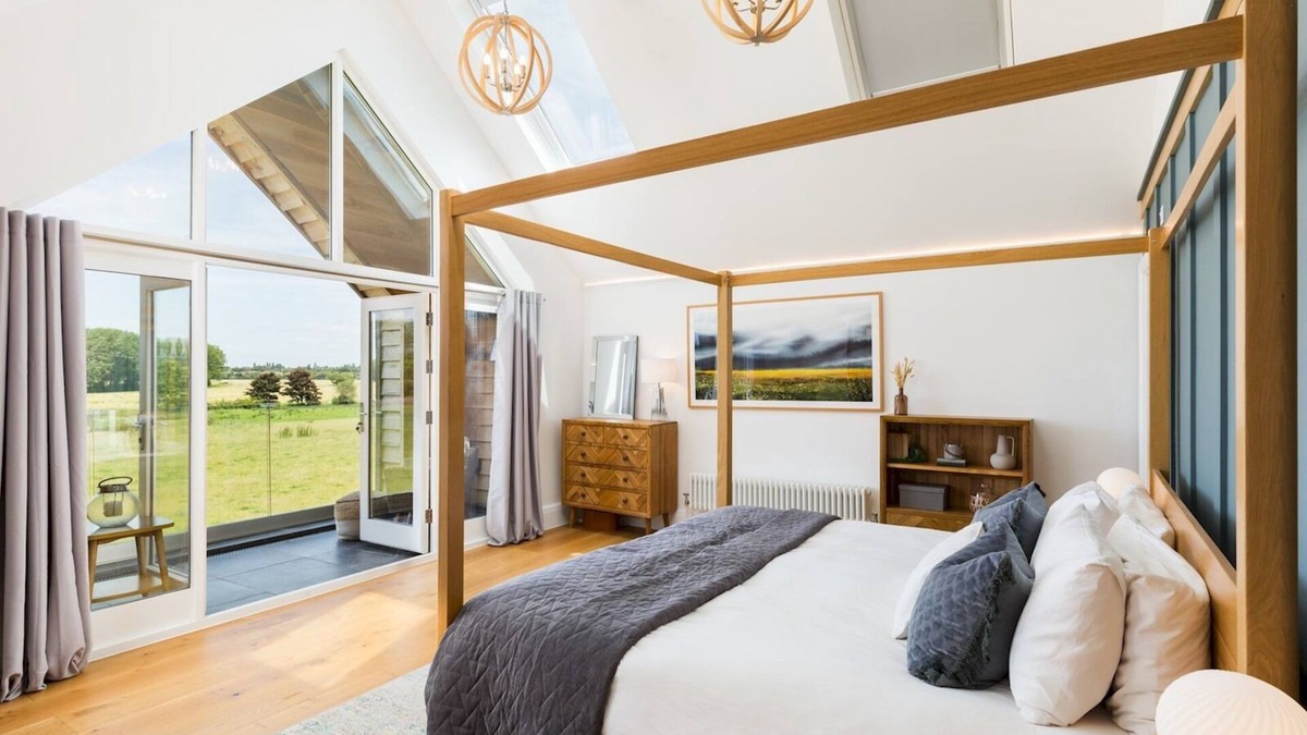 Uckington House | Brilliantly Modern, Spacious 4 Bed Family Home | Pass the Keys
