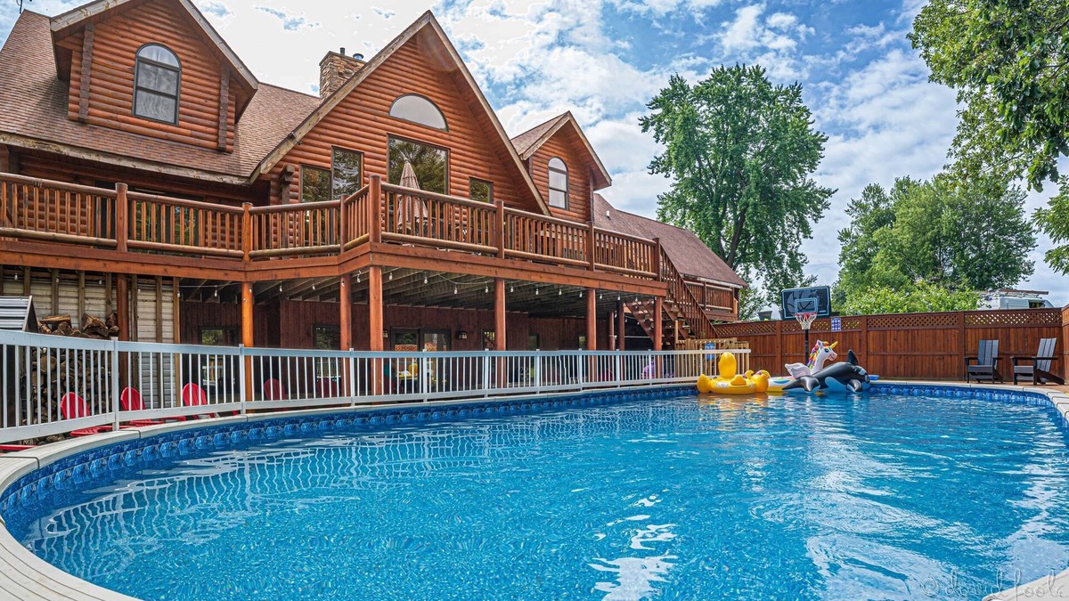 Kent Cabin | Bring Everyone Home for the Holidays! 7 bedrm & 6 baths | 2 game rooms | hot tub