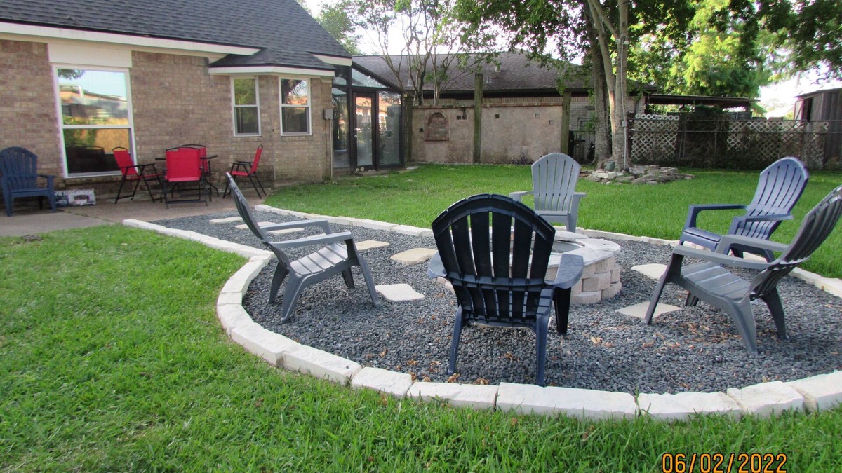 El Lago House | Bring the Family/Large Backyard/close to Kemah Boardwalk & Space Center
