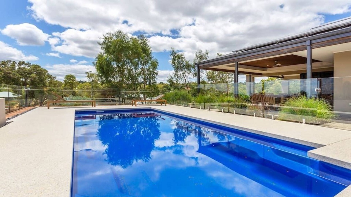 Bedfordale House | Bring the marshmallows to this luxury pool house with fireplace. Pet friendly!