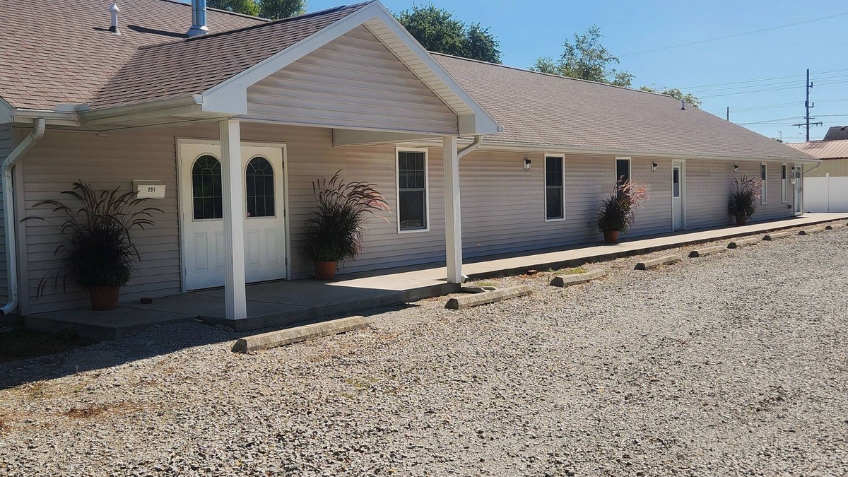 Mattoon House | Bring The Whole Crew, We've Got Room!