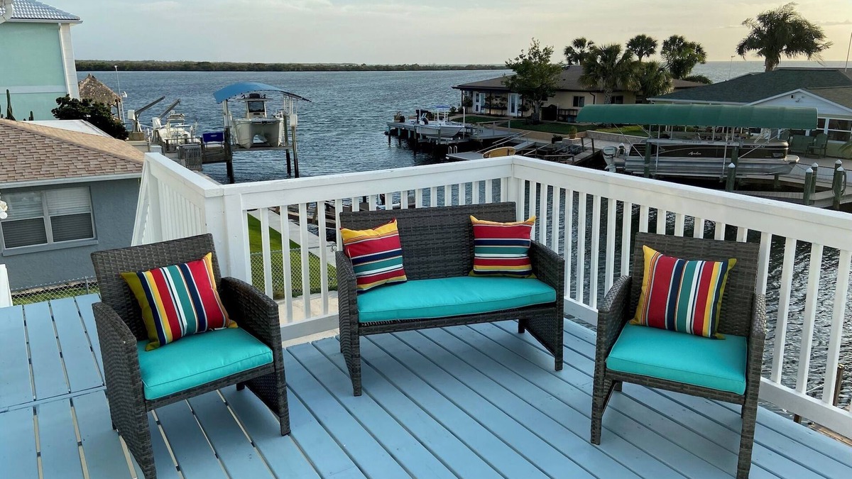 Sea Ranch House | Bring the whole family to this beautiful waterfront home 6 bedrooms 3 bathroom