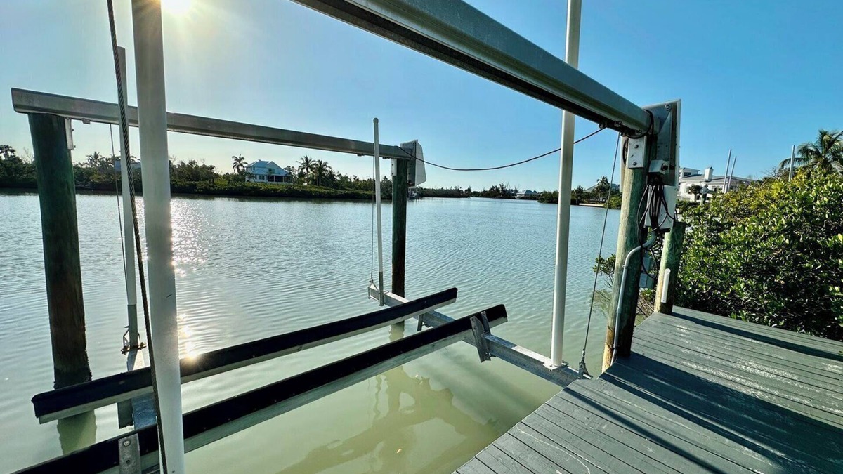 Del Sega Condo | Bring Your Boat! Enjoy waterfront living in this Sanibel-Captiva vacation.