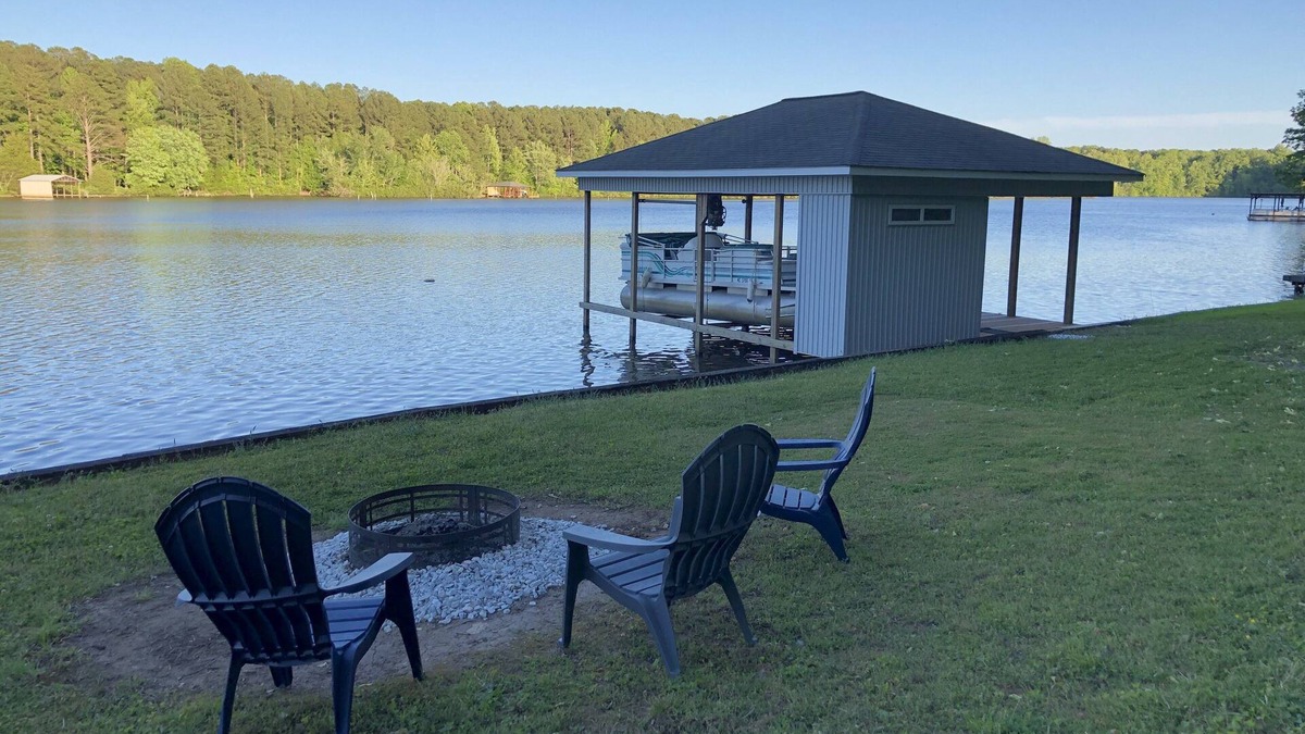 Bracey House | Bring your friends and family together at Lake Gaston 6BR/4B- Kayaks Included