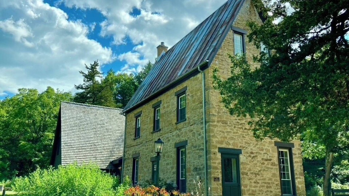 Arena House | Brisbane House: Restored Historic Stone House in the Country