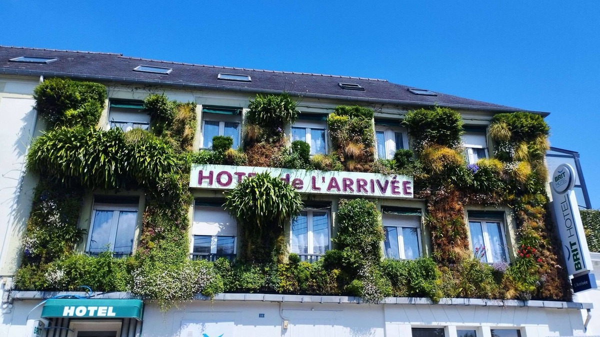 Guingamp Hotel | Brit Hotel L'Arrivée Guingamp