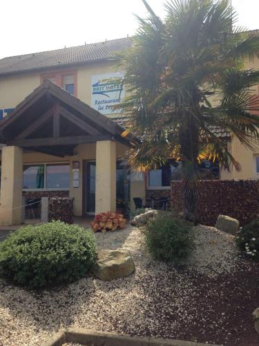 Saint-Saturnin Hotel | Brit Hotel Les Evens