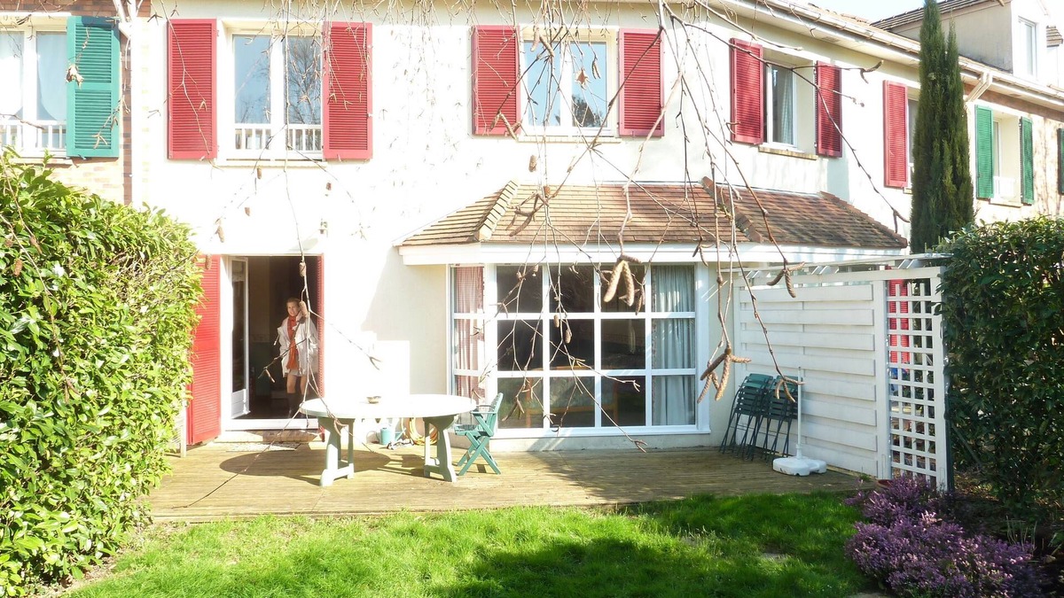 Saint-Germain-en-Laye House | british on the outside, latin on the inside