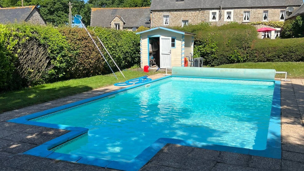 Plouguenast Cottage | Brittany Cottage Sleeps 6. Heated Pool. Free Wifi. Satellite TV. Pet Friendly