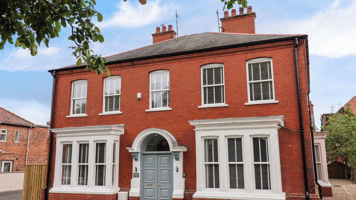 Bridlington Old Town Cottage | BROAD BAY LODGE, family friendly, with hot tub in Bridlington