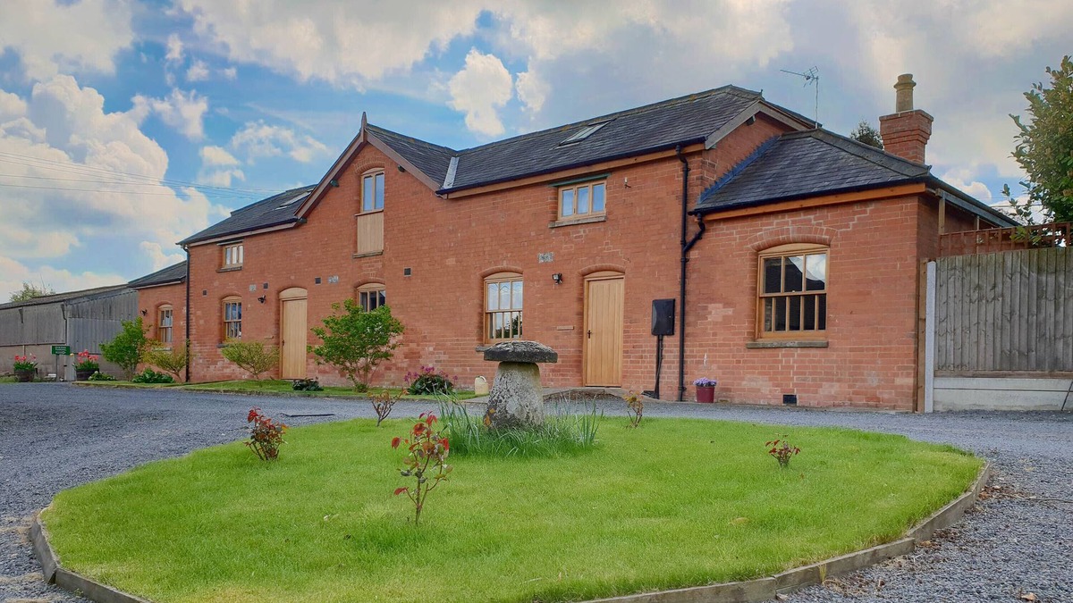 Peopleton House | Broad Iron Cottage - Peace and tranquillity in a beautifully converted barn