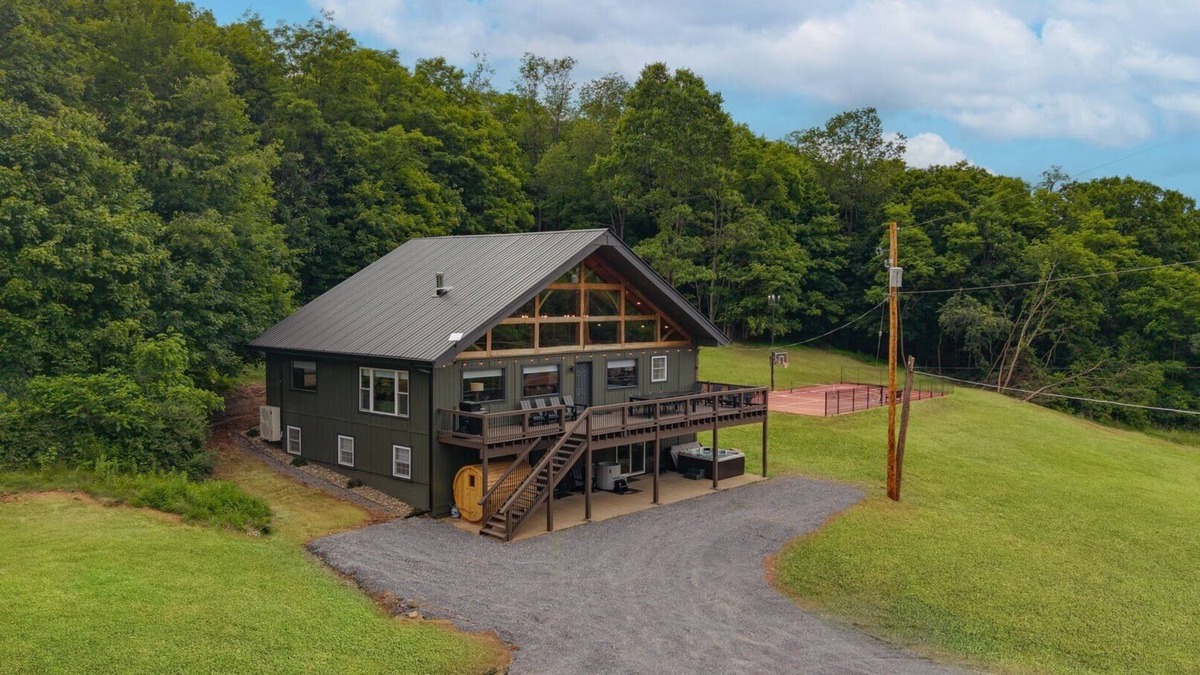 Robertsdale House | Broad Top Cabin | Pond + Putting Green