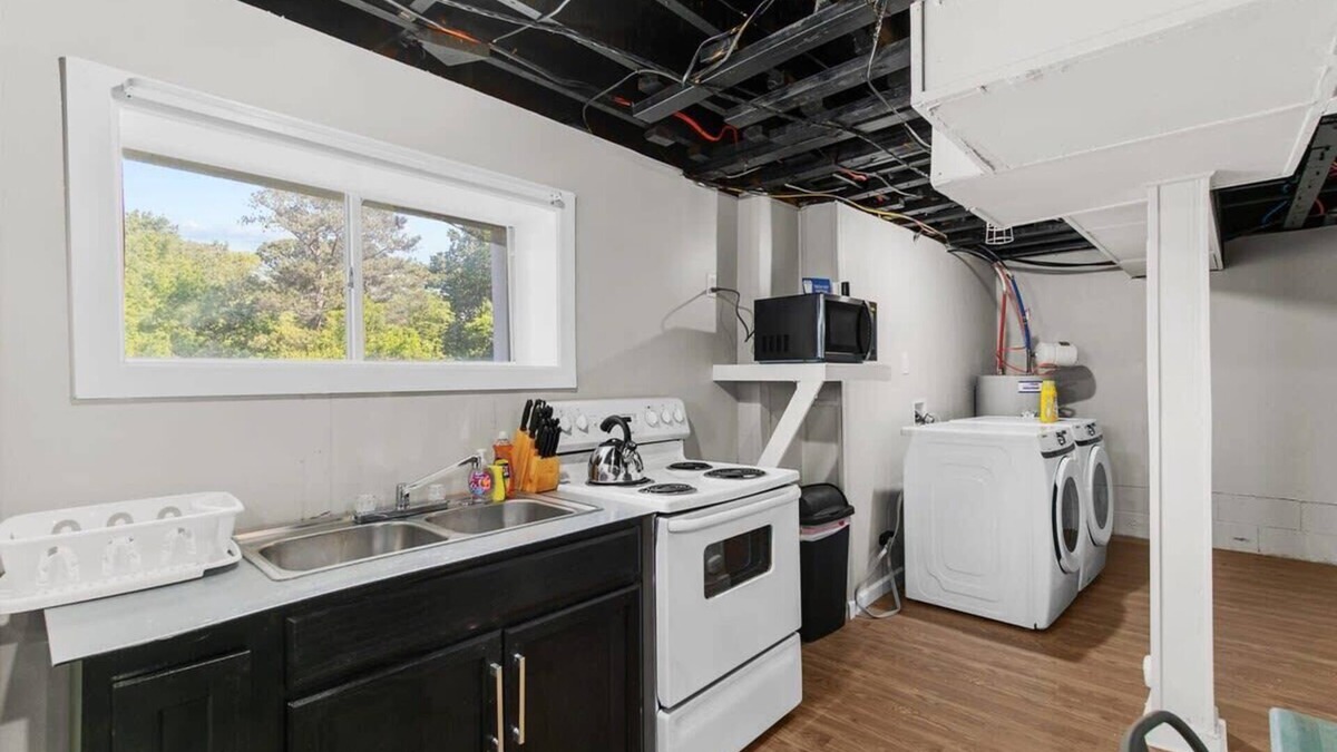 New Castle Apartment | Broadmoor Bungalow - Unit B