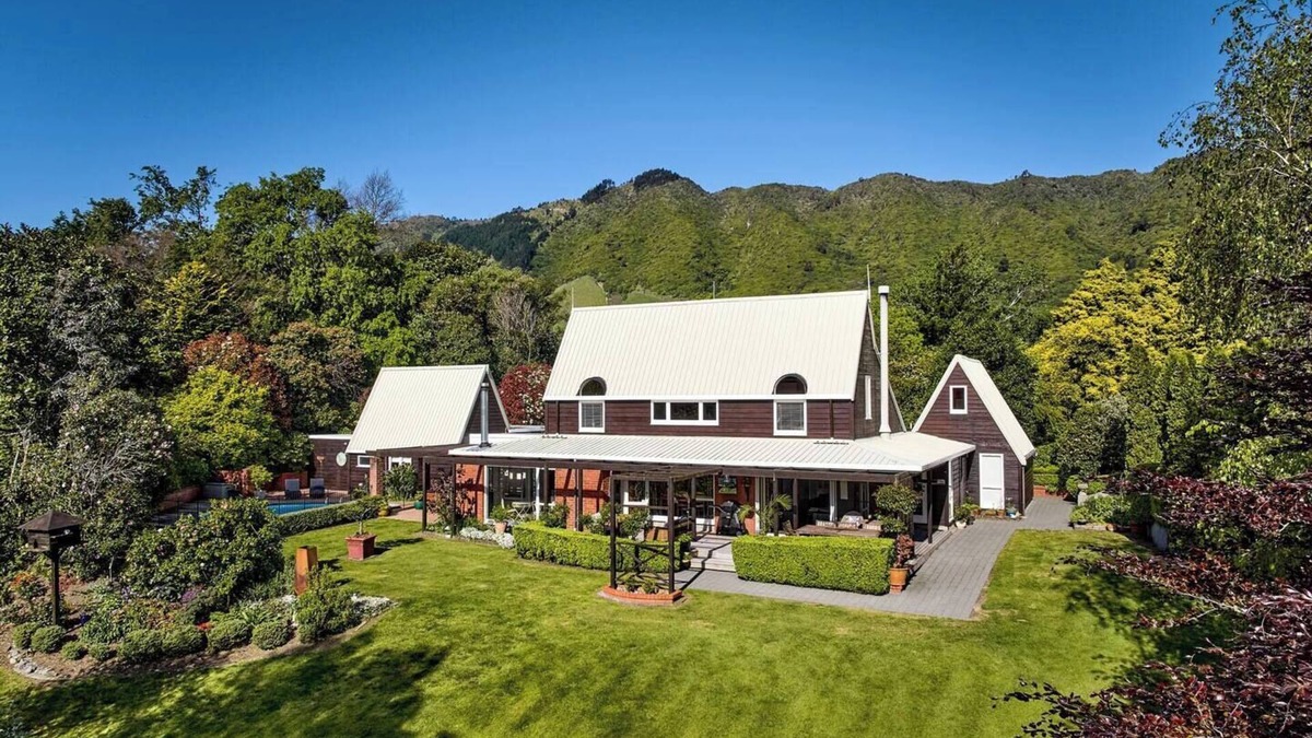 Waikanae House | 'Broadoaks Retreat' - The perfect escape for families or groups