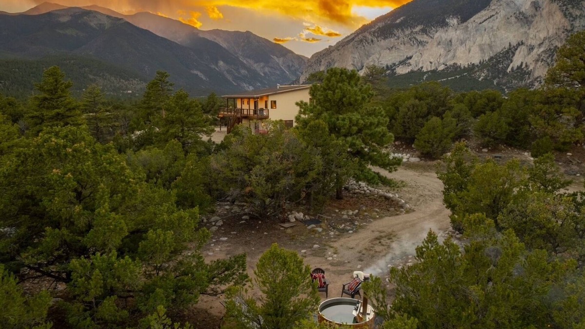 Nathrop House | Broadview Luxury Retreat + 8 acres near Mt Princeton Hot Springs