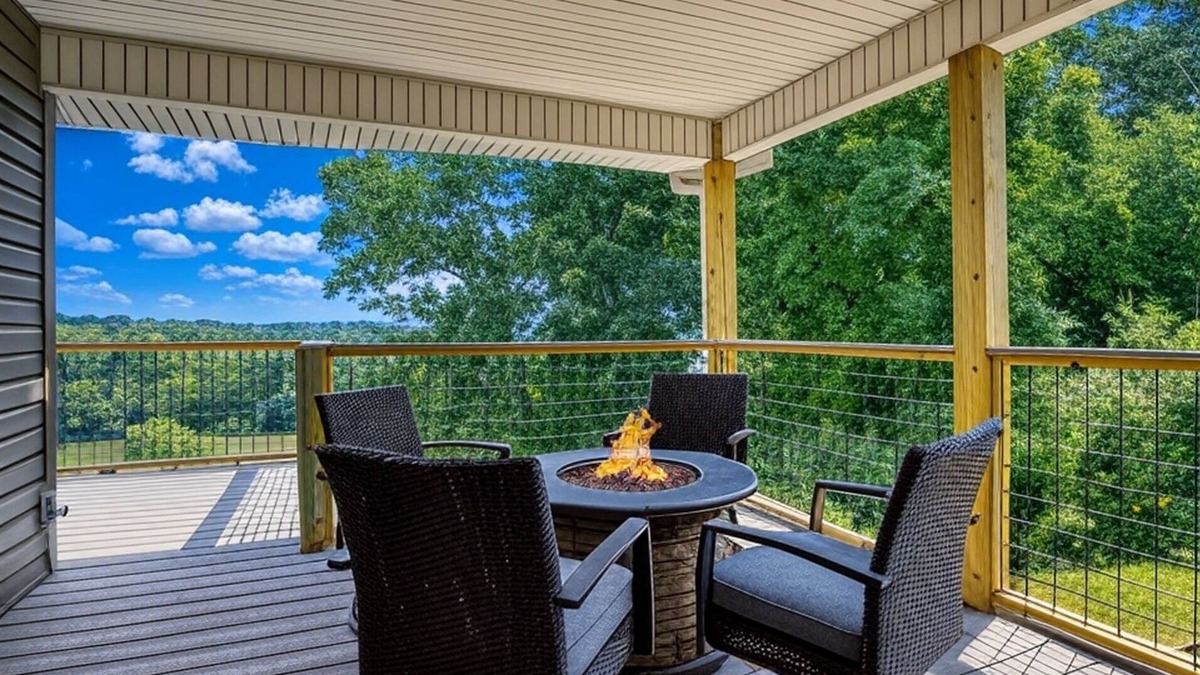 Kodak House | Broadview, River, Golf Course, Games, free Attraction Tickets, Hot Tub, WIFI!