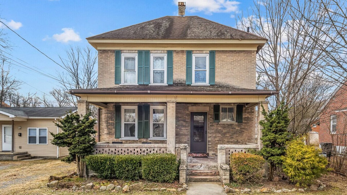 Berryville House | Broadway Cottage - Convenient location!