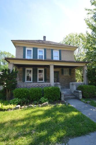 Berryville House | Broadway Cottage - Town, Hot Tub, Fire Pit, Grill, Wifi, Family Friendly, Pet Friendly