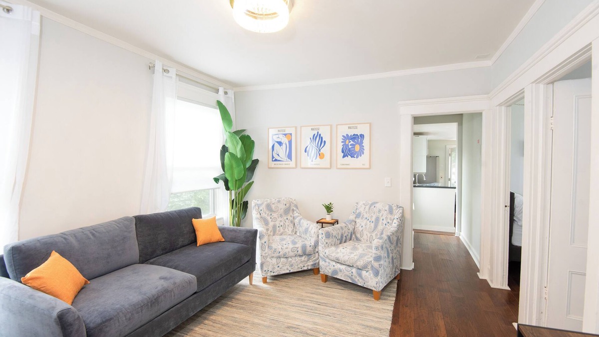 Off Broadway Apartment | Broadway Hideaway: Newly Renovated 3 Bed Unit- Broadway neighborhood- Newport