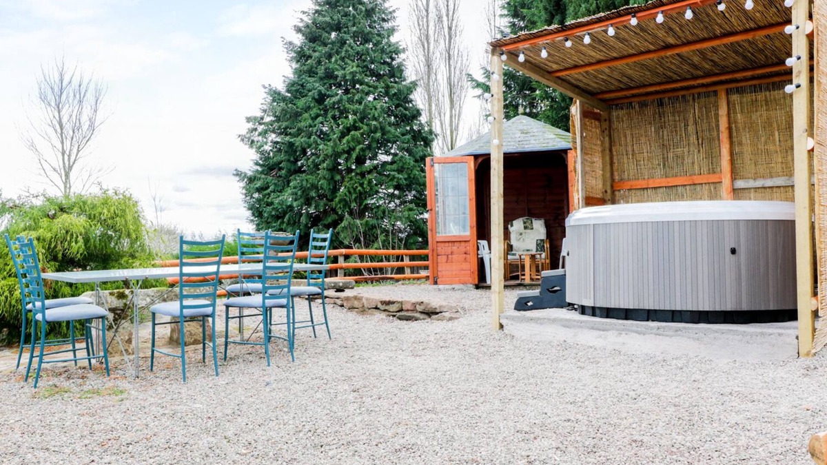 Carey Cottage | BROADWAY LANDS FARM, pet friendly, with hot tub in Little Dewchurch