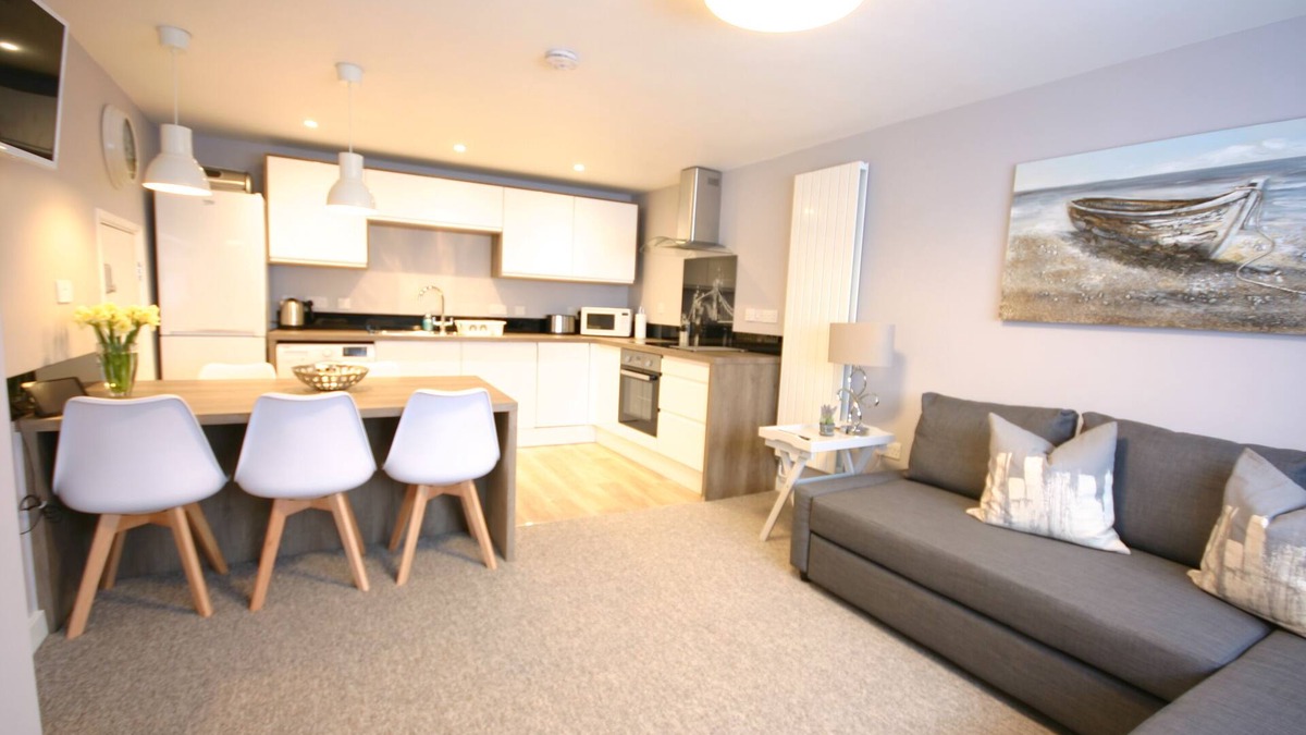 Gosport House | Brockhurst Lodge - beautiful short-stay accommodation