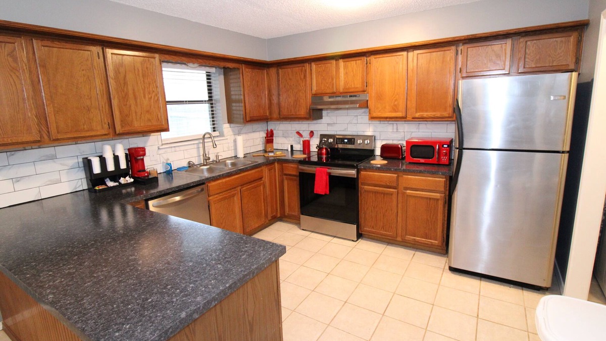 Broken Arrow House | Broken Arrow home minutes from Tulsa & shopping with large fenced backyard
