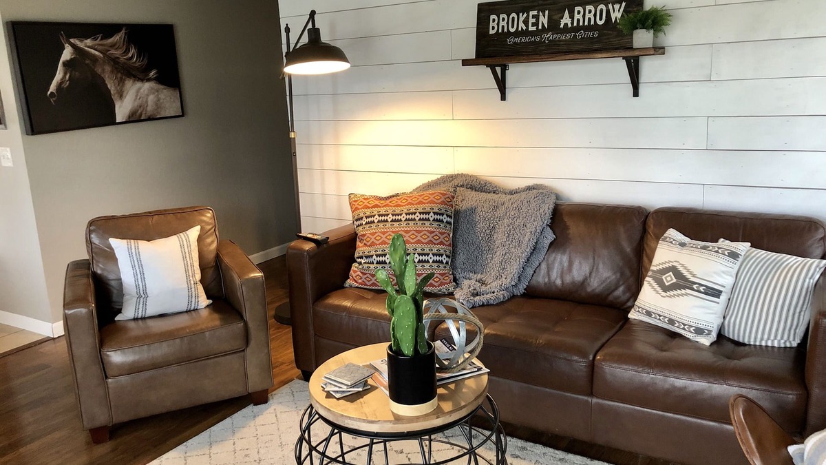Broken Arrow House | Broken Arrow's Best!- Pool table, fire pit, & more!