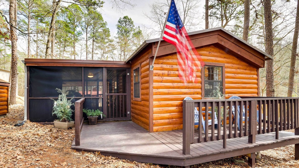 Broken Bow Cabin | Broken Bow Abode w/Hot Tub < 7 Mi to Lake!