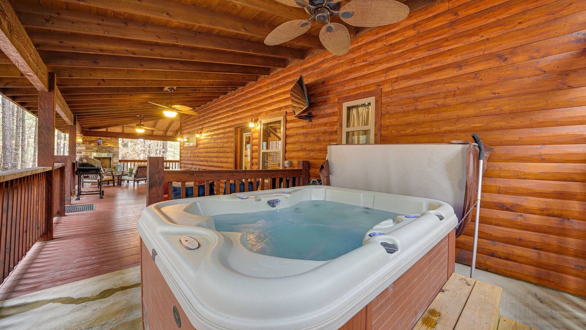 Golden Cabin | Broken Bow Cabin on 1 Acre w/Hot Tub & Fire Pit!