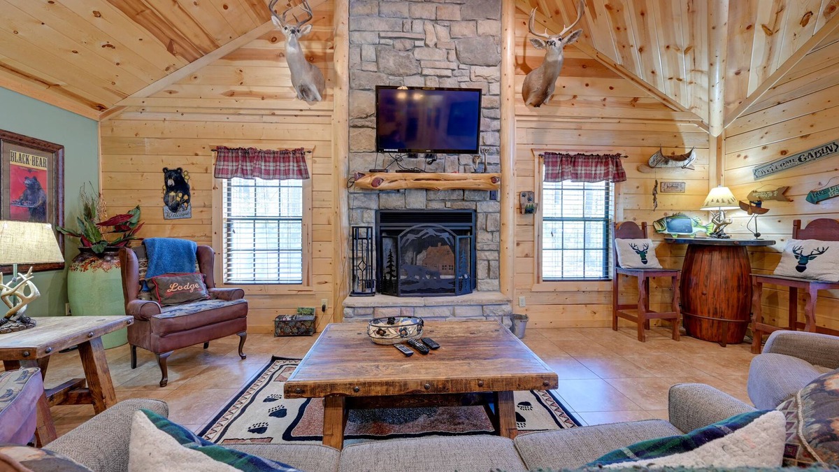 Broken Bow Cabin | Broken Bow Cabin w/Hot Tub & Deck - 4 Mi to Lake!