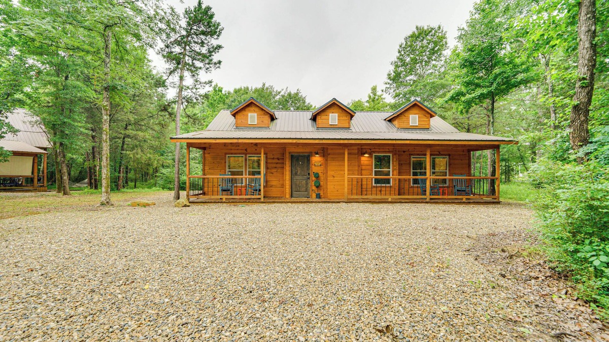 Broken Bow Cabin | Broken Bow Cabin w/Private Hot Tub: 14 Mi to Lake