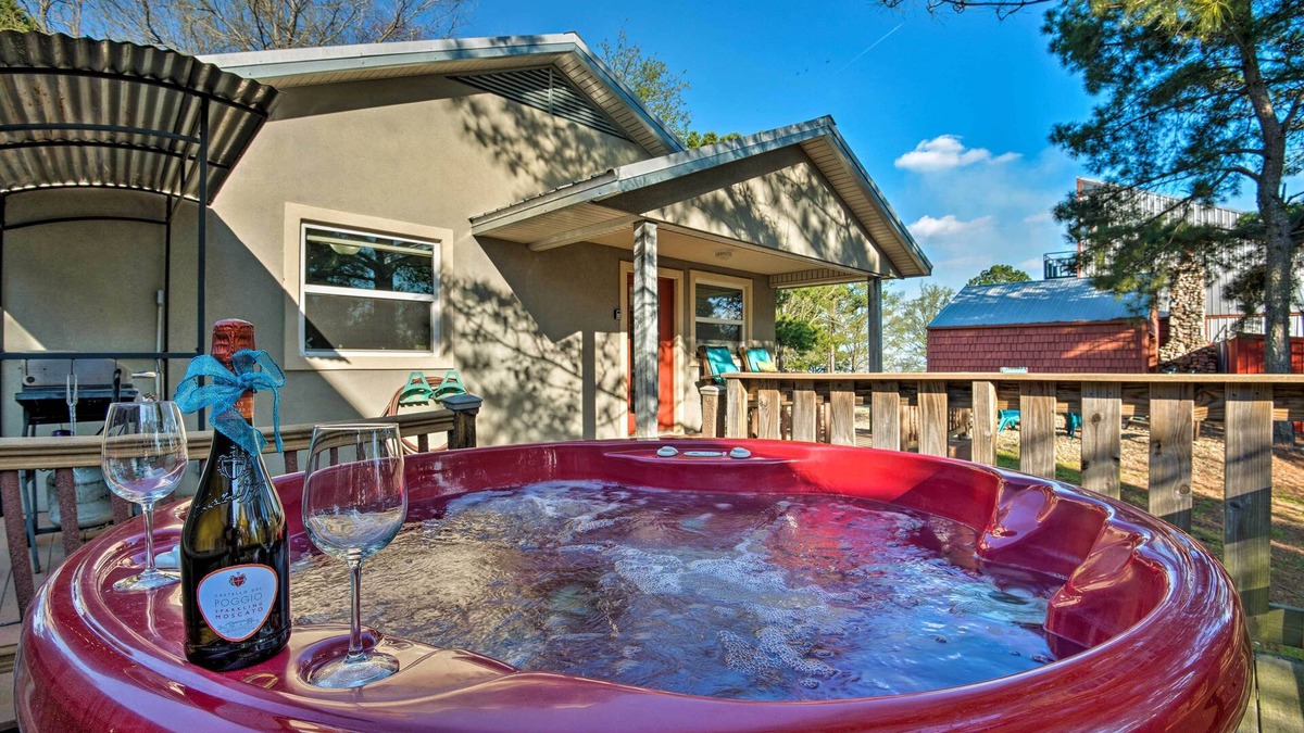 Broken Bow Cottage | Broken Bow Cottage w/Deck, Hot Tub & Fire Pit!