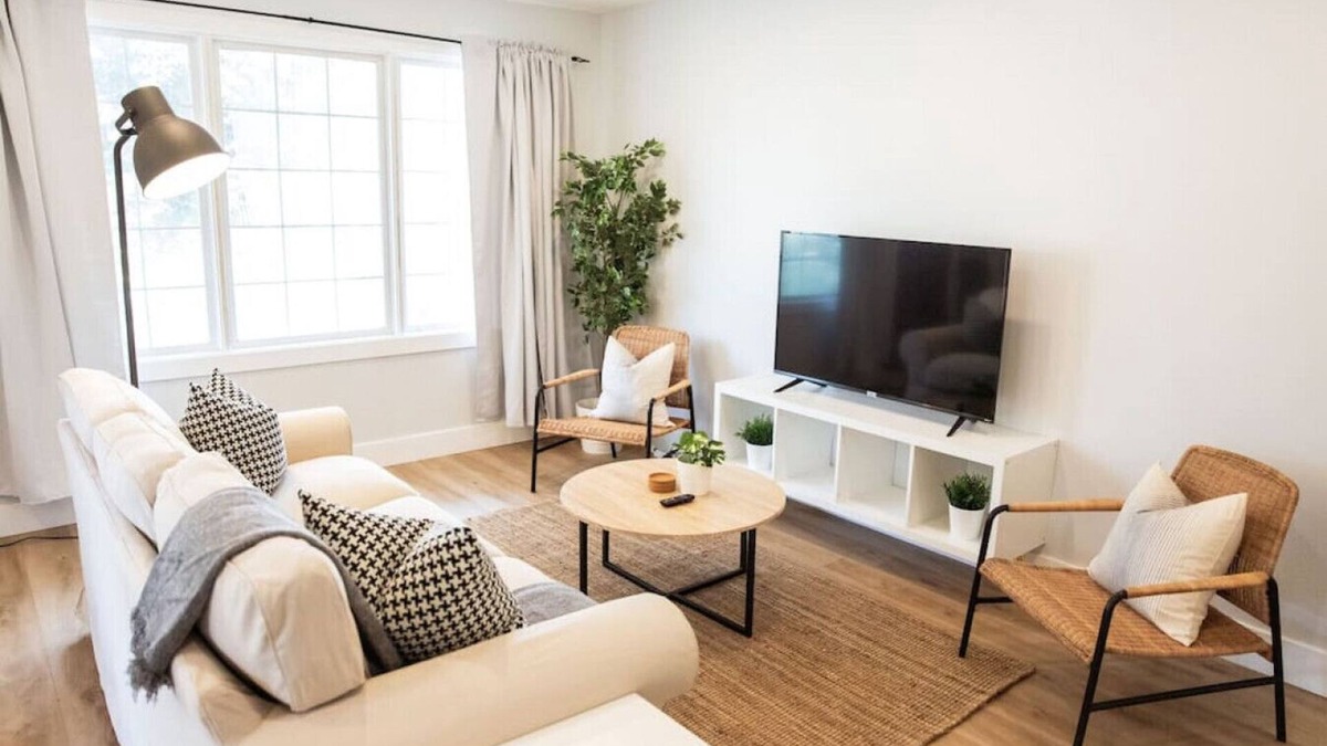 Kitchener House | Broken Oak A · Designer Luxe Home - 3 bed/1 bath + Parking & Wifi