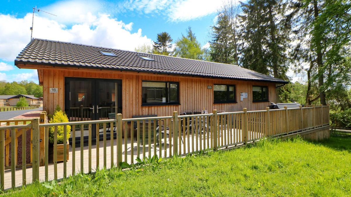 Otterburn Cottage | BROKEN-SKY LODGE, pet friendly, with hot tub in Otterburn