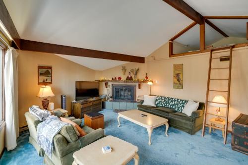 Bromley Mountain Apartment | Bromley Mountain Escape with 2 Balconies Hike and Ski