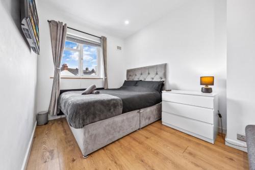 Downham Apartment | Bromley Serviced Apartments - Beckenham Place Park - London - 2 Bed House - Free Parking - 2 Beds 1 Sofabed