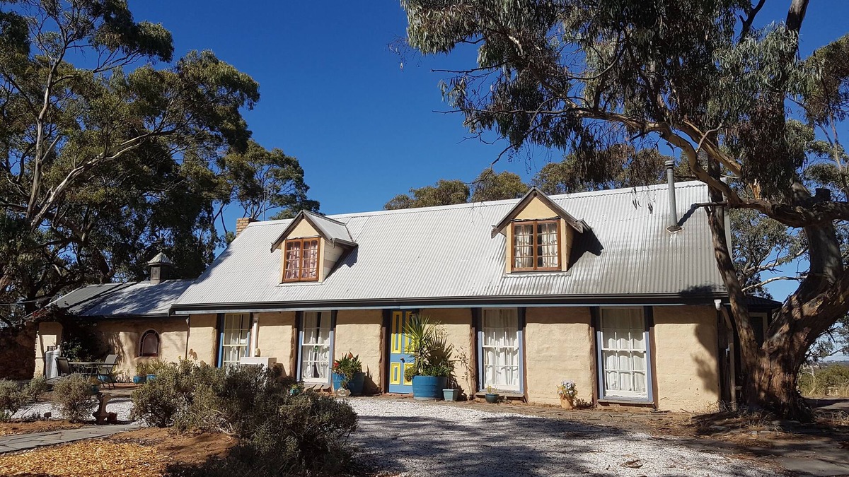 Clare Bed & Breakfast | Bronte Manor, Wuthering Heights ~ min. 4 people - dog friendly
