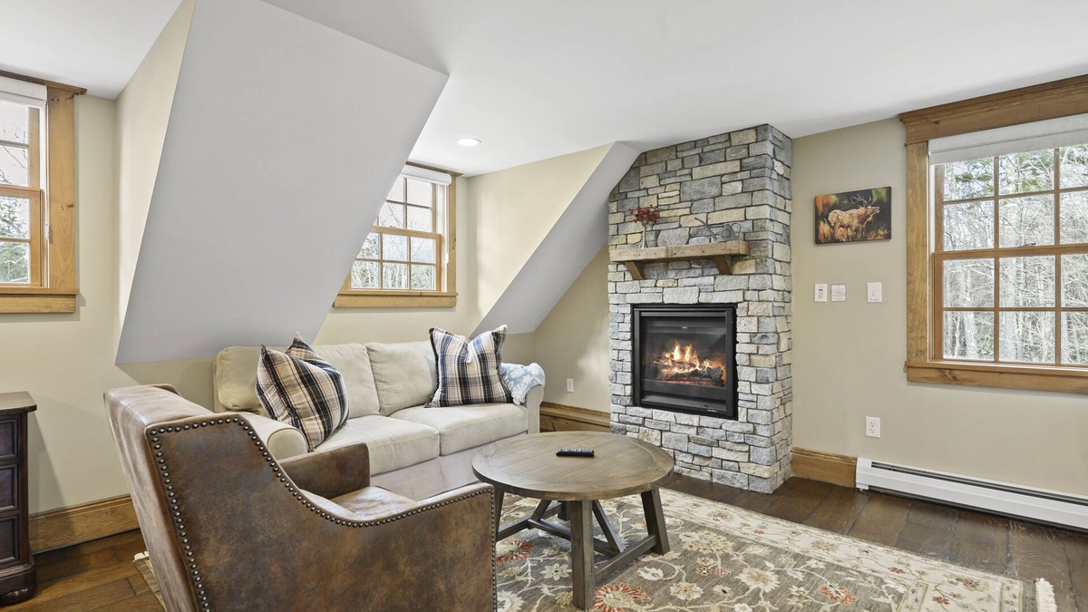 West Dover Hotel | Brook Bound Inn - Main Lodge - Suite w/pullout & Kitchenette - Room 205n