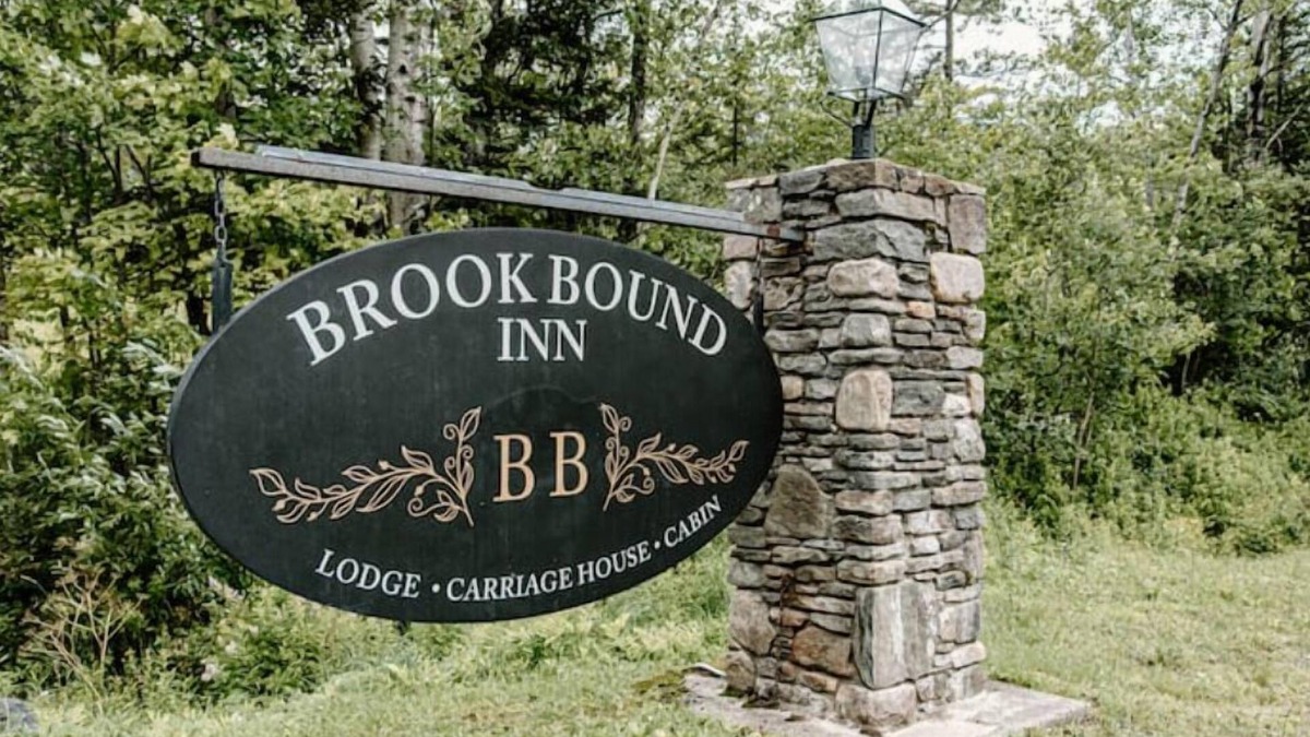 West Dover Hotel | Brook Bound Inn - Main Lodge - King Bedroom - 2nd floor - Room 202n