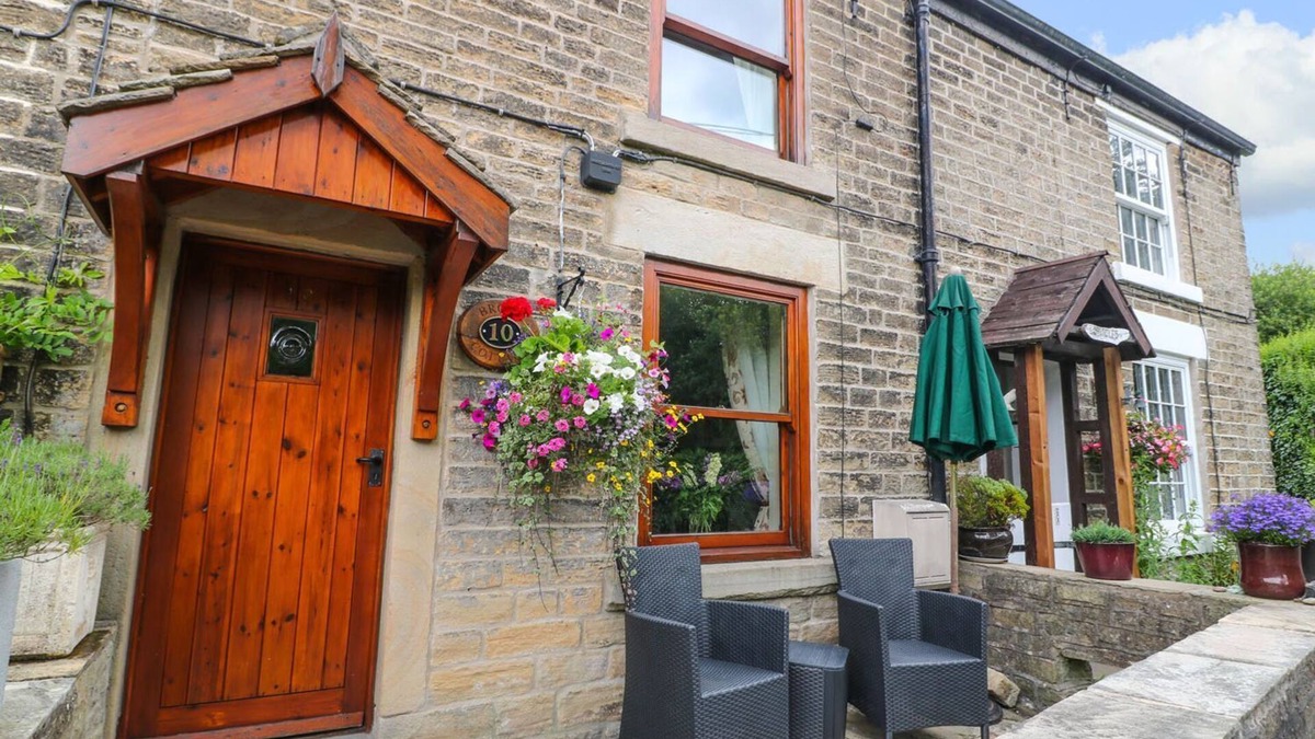 Little Hayfield Cottage | BROOK COTTAGE, character holiday cottage, with open fire in Hayfield