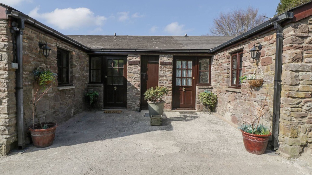 Llanwenarth Cottage | BROOK COTTAGE, pet friendly in Abergavenny