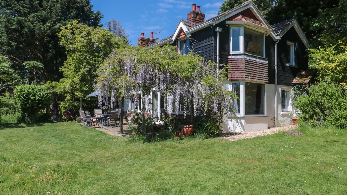 New Forest District Cottage | BROOK FARM, pet friendly, country holiday cottage in Ringwood