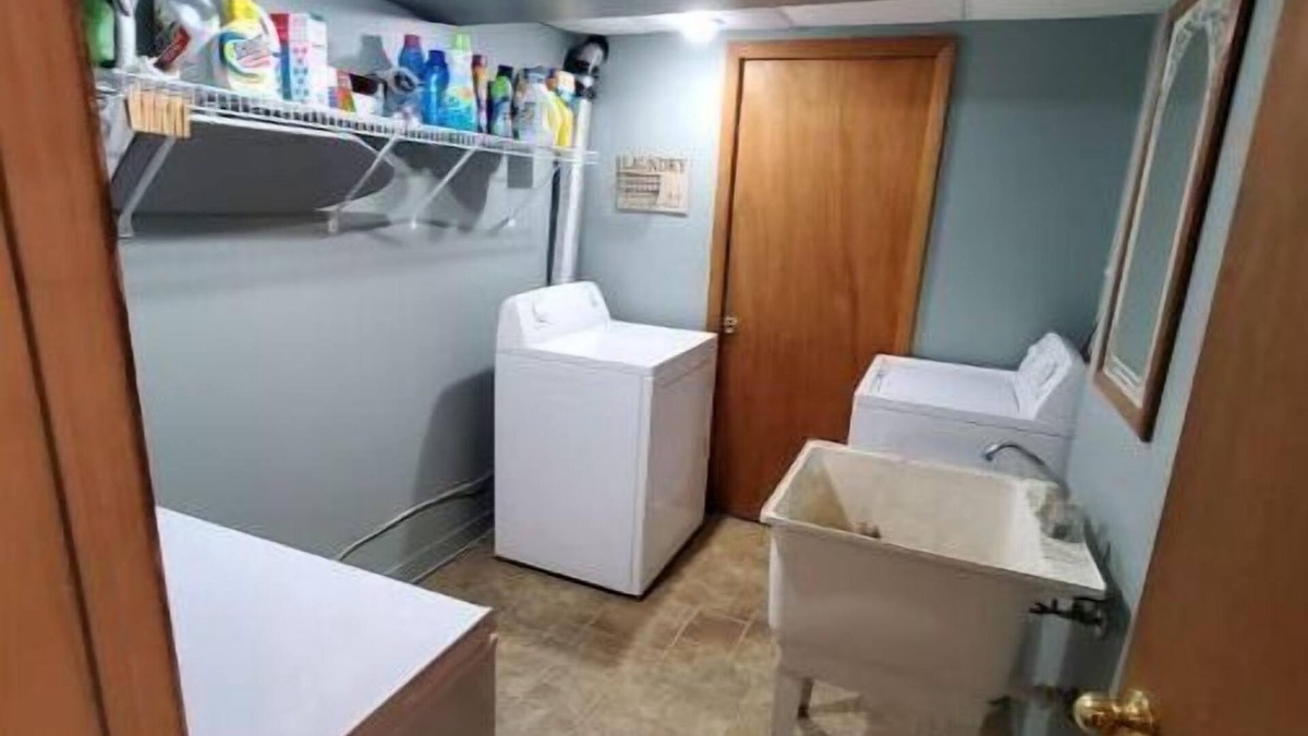 Dellslow House | Brookehaven Bungalow. Minutes from WVU, Hiking, & Cheat Lake!