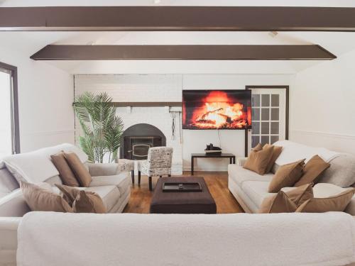 Brookfield House | Brookfield Lakeside Oasis