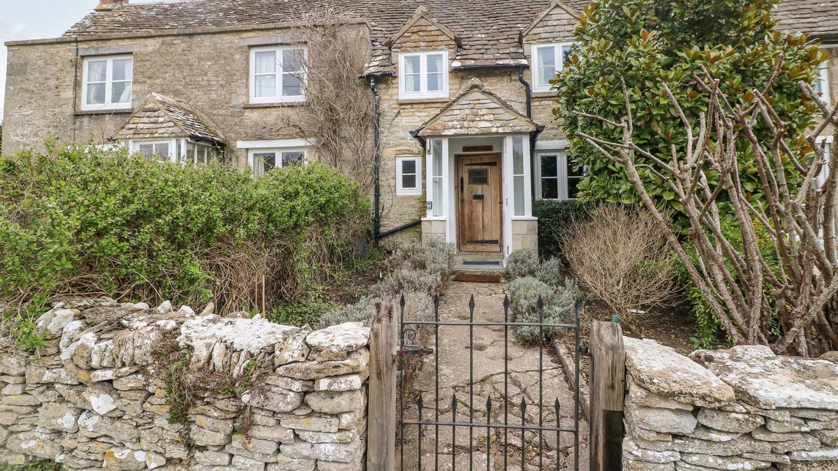 Rendcomb Cottage | BROOKLANDS, romantic, character holiday cottage in Chedworth