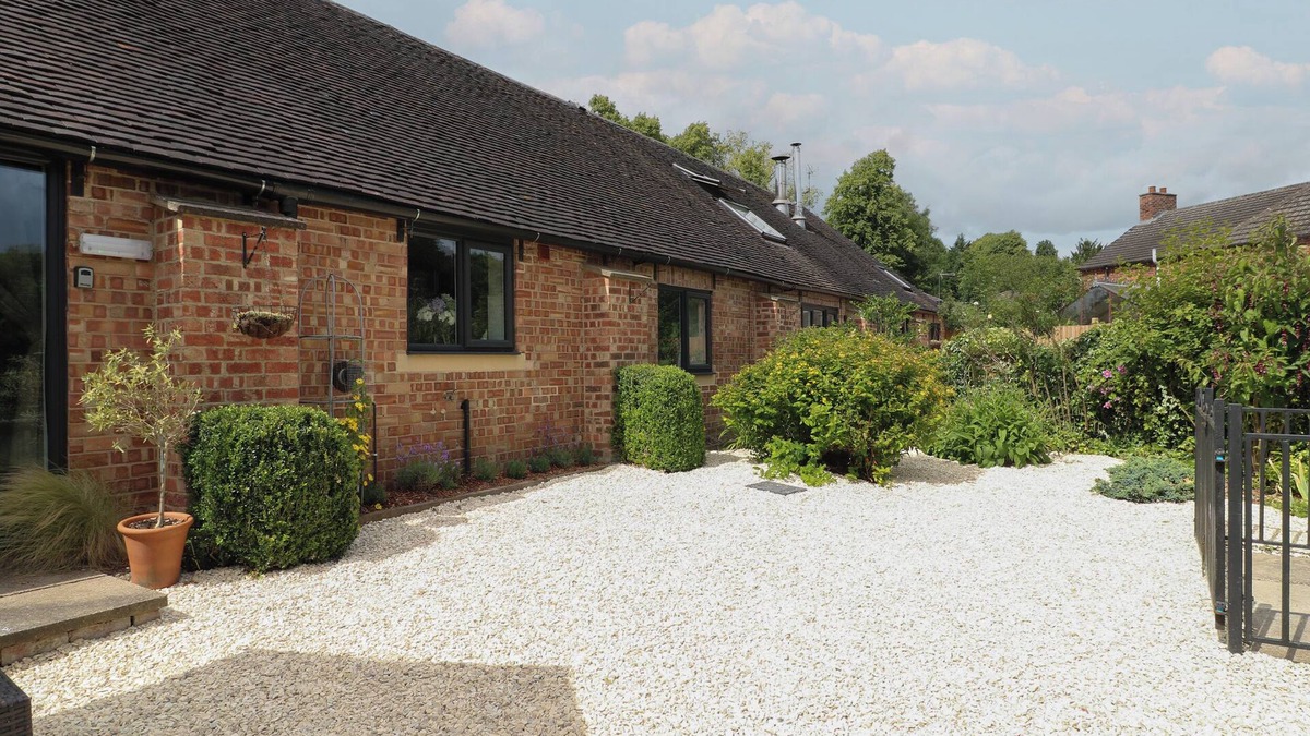 Windley Cottage | BROOKLEY BARN, pet friendly, with a garden in Duffield