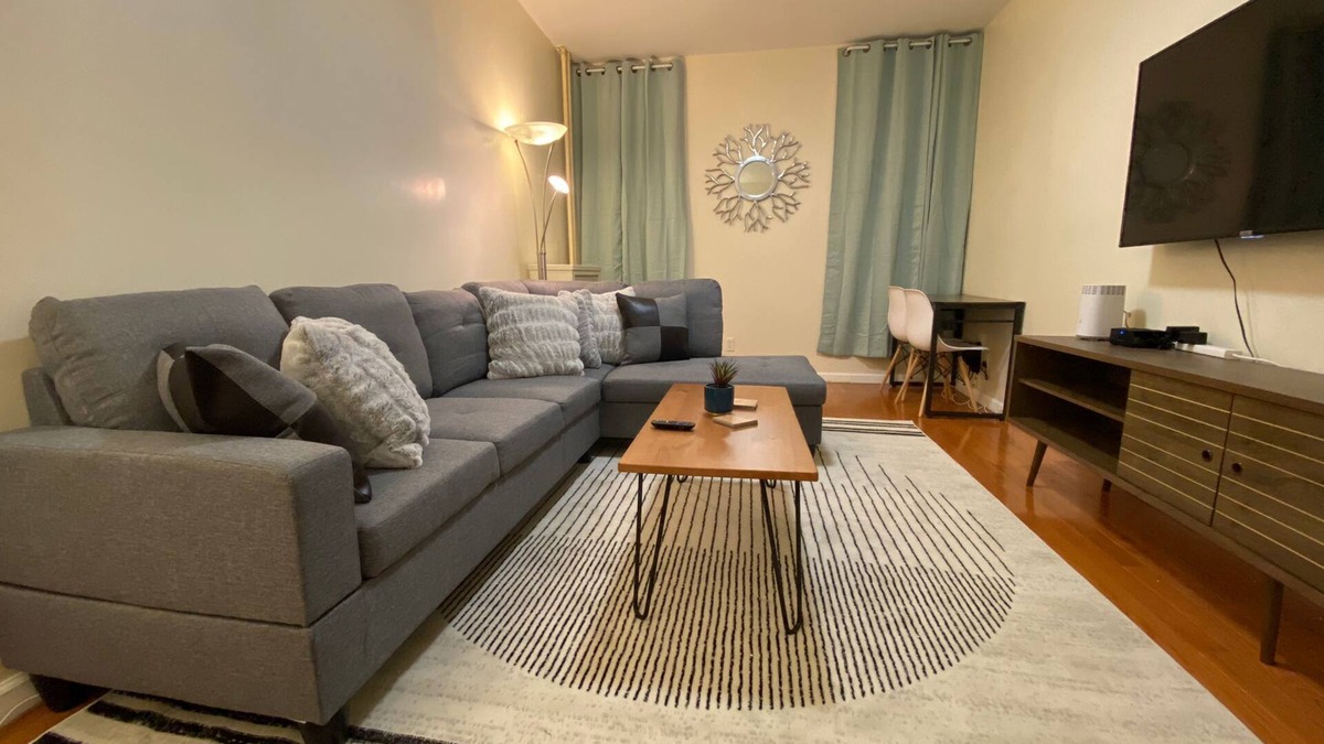 Borough Park Apartment | Brooklyn 2 Bedroom - 30 mins to Manhattan! Easy access to train!