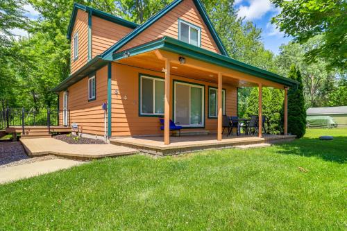 Brooklyn House | Brooklyn Cottage with Dock - Steps To Wamplers Lake!