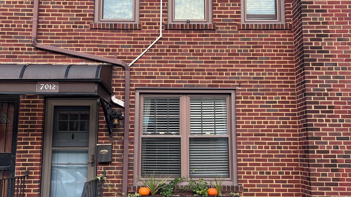 Bay Ridge House | Brooklyn row house. Quiet Street. Close to waterfront, ferry, subways & bus.