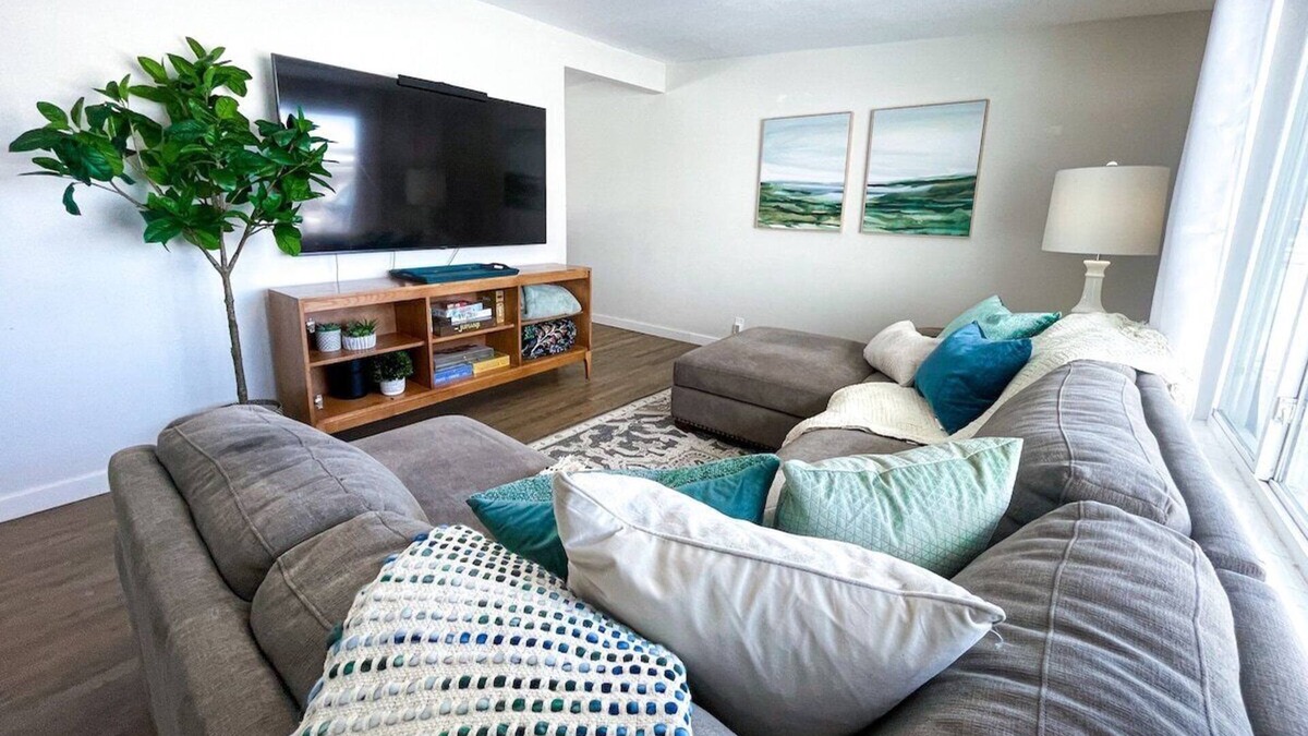 Murray House | Brooklyn's Cozy Rambler: Modern Comfort in a Prime Location